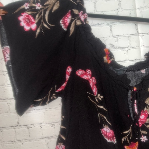 Torrid Black Floral Off Shoulder Smocked Crop Top Flutter Sleeve Lace Up Size 4 - Picture 3 of 4